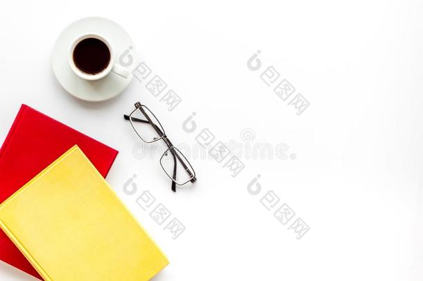 工作场所和书,眼镜,咖啡豆向白色的背景平的