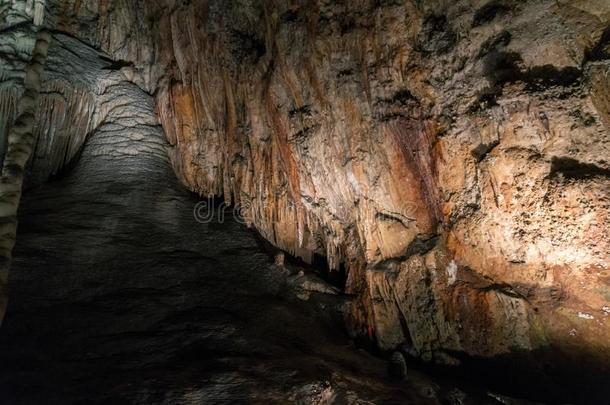 石头瀑布岩石形成和钟乳石里面的指已提到的人洞穴