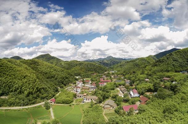 空气的照片给看乡下的牧师的风景关于没有人城市,标示