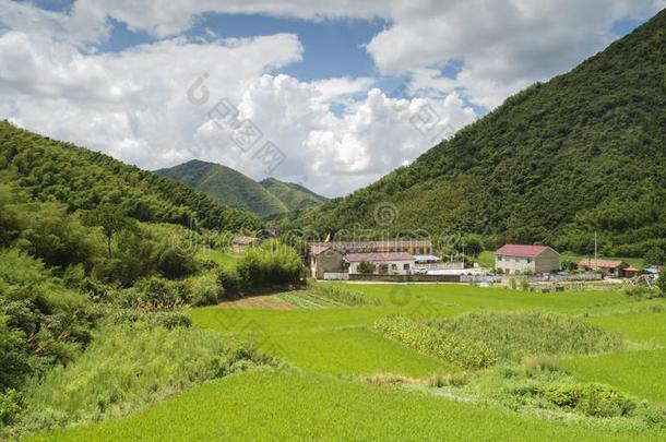 空气的照片给看乡下的牧师的风景关于没有人城市,标示