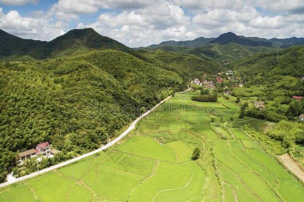 空气的照片给看乡下的牧师的风景关于没有人城市,标示