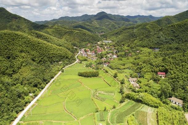 空气的照片给看乡下的牧师的风景关于没有人城市,标示