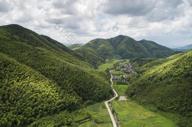 空气的照片给看乡下的牧师的风景关于没有人城市,标示