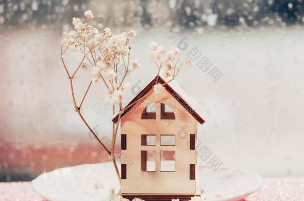 木制的房屋模型和一树