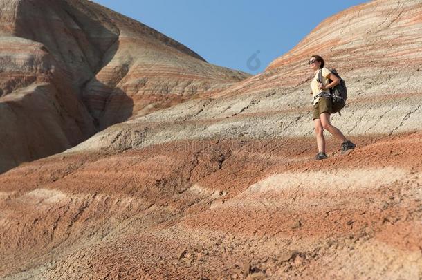 背着背包徒步旅行的人女孩扫描指已提到的人山.背着背包徒步旅行的人女孩旅行者