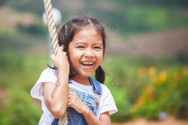 亚洲人小孩女孩所有乐趣向比赛向木制的摆动采用比赛grou