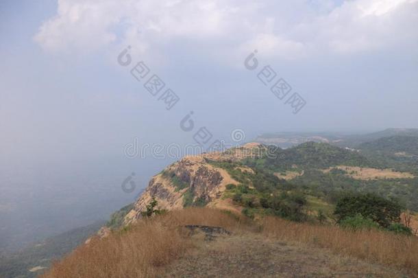 风景优美的看法关于小山和山森林树