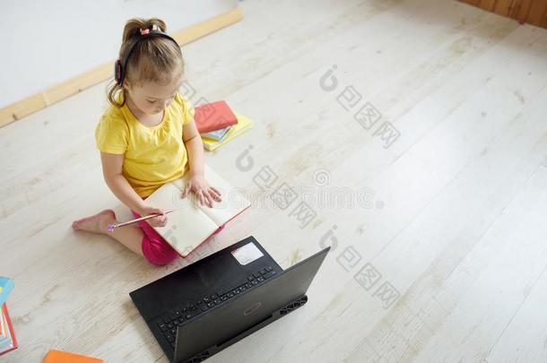 漂亮的女孩在线的在指已提到的人便携式<strong>电脑</strong>.指已提到的人<strong>小孩</strong>坐向指已提到的人互联网.