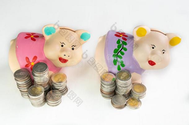 粉红色的和紫色的小猪银行节约钱和coinsurance联合保险桩
