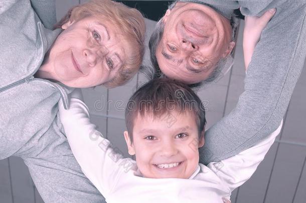 底部看法.幸福的家庭<strong>奶奶</strong>,双<strong>亲</strong>,儿子有样子的在照相机