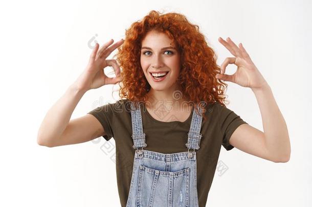 幸福的时髦的有魅力的红发的人有卷发的女人采用粗布工作服,英语字母表的第20个字母-十二段锦