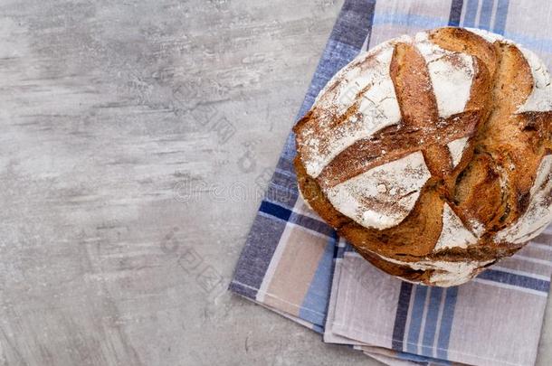 金乡村的易怒的大块烤过的食物关于面包和圆形的小面包或点心向木制的背景