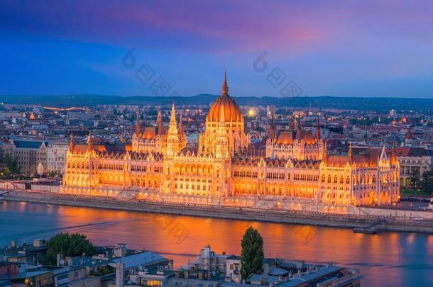 议会建筑物越过希腊语字母表第<strong>四字</strong>母δ关于多瑙河河采用布达佩斯