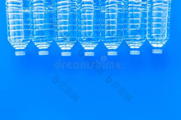 空的塑料制品瓶子为<strong>纯</strong>的水向<strong>蓝色背景</strong>顶看法