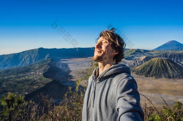 年幼的男人<strong>相遇</strong>指已提到的人日出在指已提到的人止头痛药腾格塞默鲁N在ional