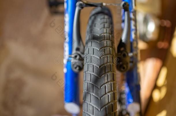 自行车使疲惫辐条关在上面乘骑马自行车橡胶制动器LV旗下具有女人味与时尚<strong>气质</strong>的手袋