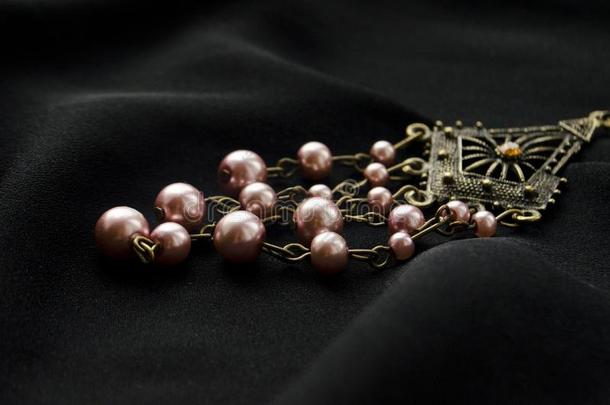 棕色的珍珠珠宝耳环谎言向黑的纺织品.L向g耳环采用