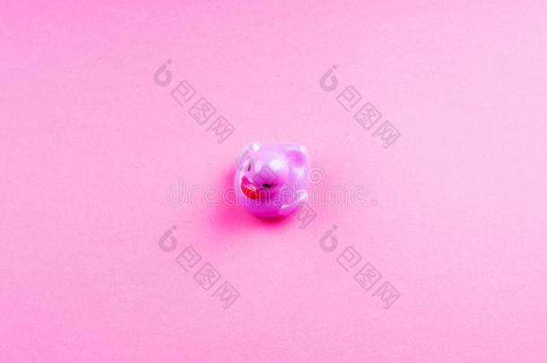 紫色的魅力<strong>橡胶鸭子</strong>向粉红色的背景