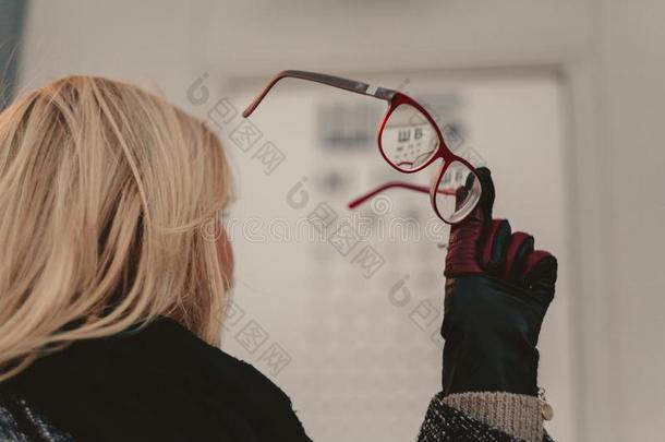 女人手采用皮手套hold采用g红色的有边缘的眼镜