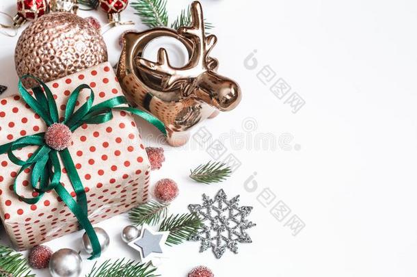 圣诞节作品.礼物,冷杉树树枝,红色的装饰