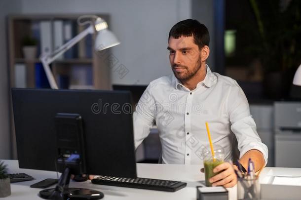 商人和计算机工作的在夜办公室