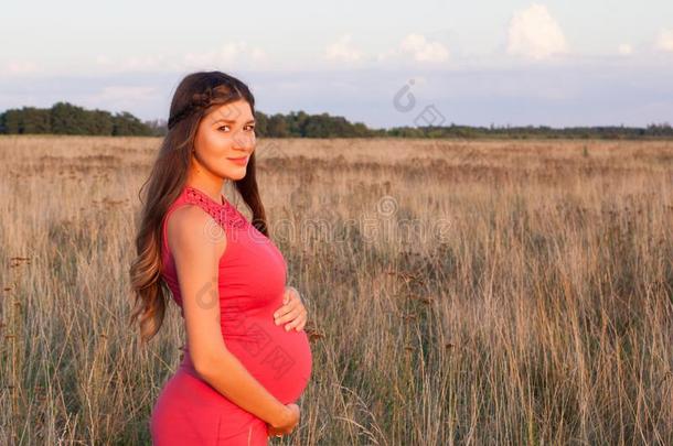 怀孕的女人向自然.怀孕.母亲身份.三个月