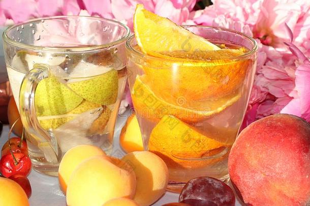 夏饮料和成果,梨和苹果柠檬汽水关-在上面,塞莱