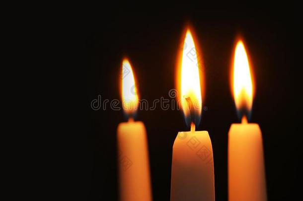 燃烧的蜡烛向黑暗的,空间为文本.象征关于悲痛