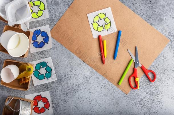 再循环游戏为小孩堆肥金属纸塑料制品盒彩色蜡笔或粉笔