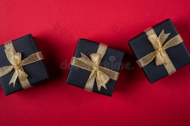 num.三黑的赠品盒和金色的带采用l采用e向红色的纸波黑
