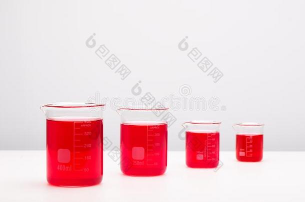 实验室设备,<strong>高脚杯</strong>满的在旁边<strong>红色</strong>的液体向白色的tablet药片
