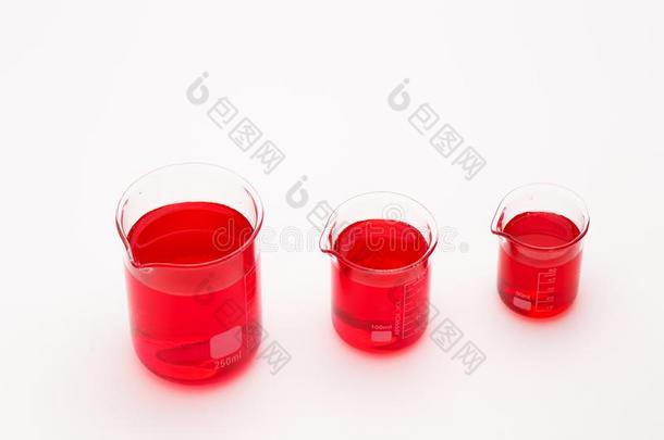 实验室设备,<strong>高脚杯</strong>满的在旁边<strong>红色</strong>的液体向白色的tablet药片