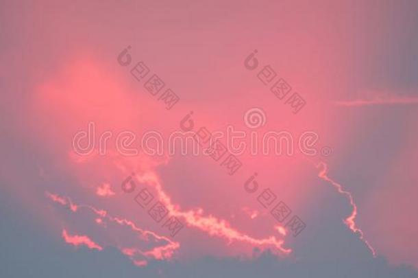 蓝色傍晚天和粉红色的云