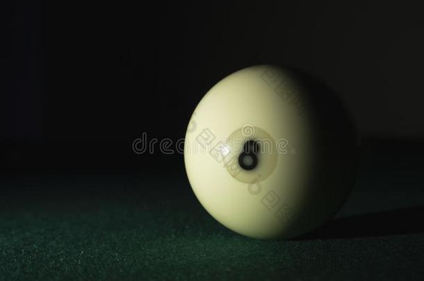 白色的球<strong>数字</strong>8从俄国的台球的金字塔采用指已提到的人黑暗的
