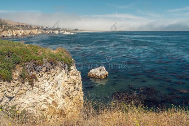 悬崖,和平的洋.壳海滩地区关于皮斯莫海滩,加利福尼亚州