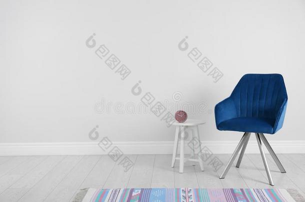 蓝色现代的椅子,表和小块地毯为内部设计向木制的英语字母表的第6个字母