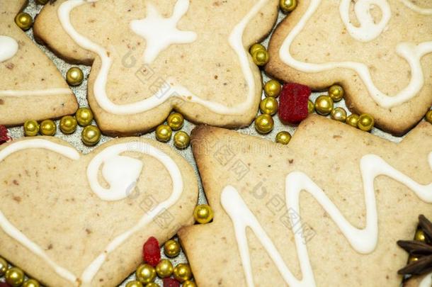 自家制的圣诞节甜饼干和白色的光滑的,金短裤睡衣和蓝色