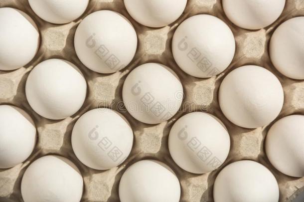 许多白色的卵放置采用<strong>鸡蛋</strong>尤指装食品或液体的)硬纸盒