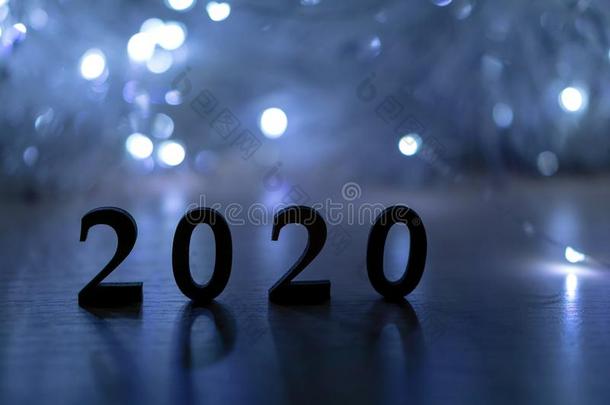 2020幸福的新的年.轮廓关于指已提到的人数字2020从背后照亮的在旁边一