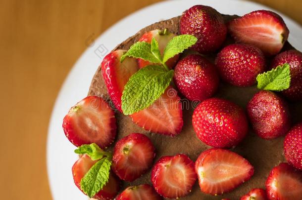 巧克力蛋糕装饰和新鲜的草莓和薄荷树叶