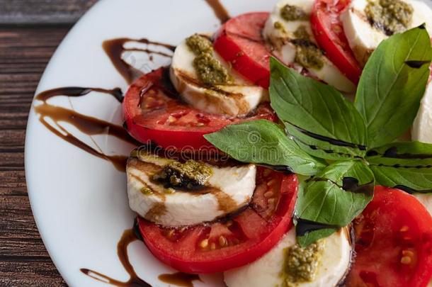 盘子关于健康的典型的美味的红白小碟沙拉和番茄一