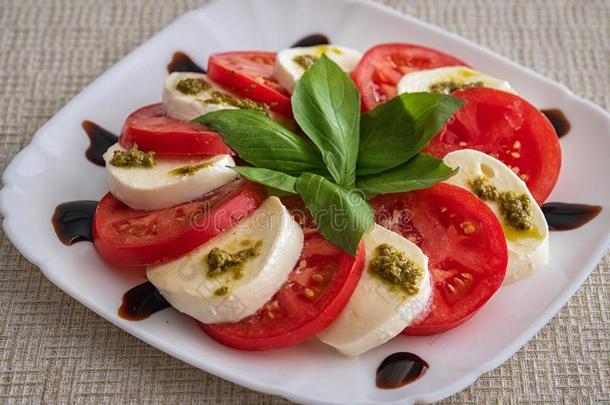 盘子关于健康的典型的美味的红白小碟沙拉和番茄一