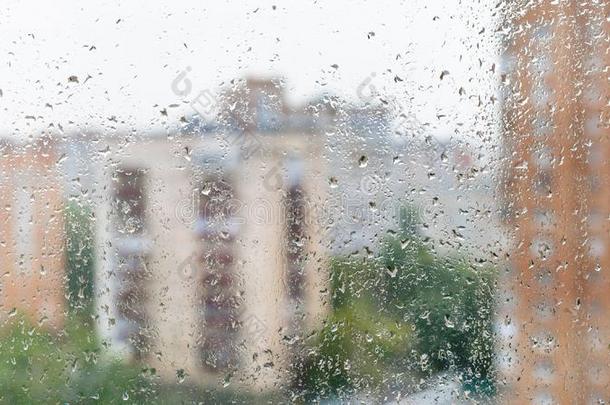 雨<strong>落下</strong>向窗玻璃和变模糊城市风光<strong>照片</strong>