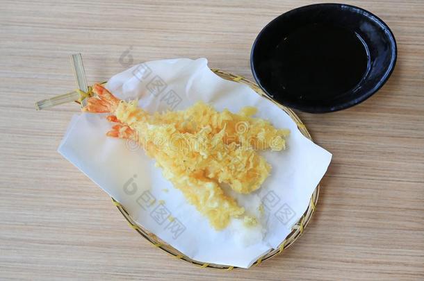 天麸罗虾深的喝醉了的虾和调味汁向木材表.日本的椰子牛轧