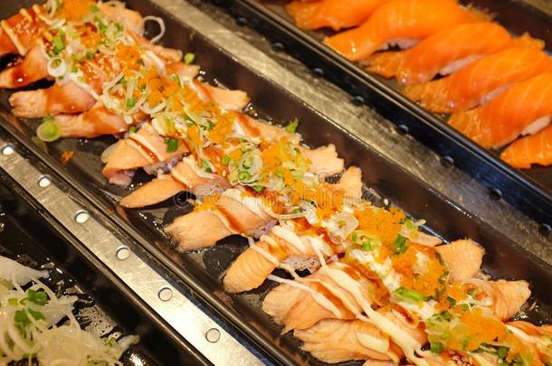 阿布里鲑鱼生鱼片寿司,日本人寿司