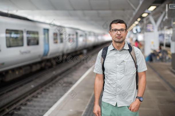 旅行支票男人采用指已提到的人城市