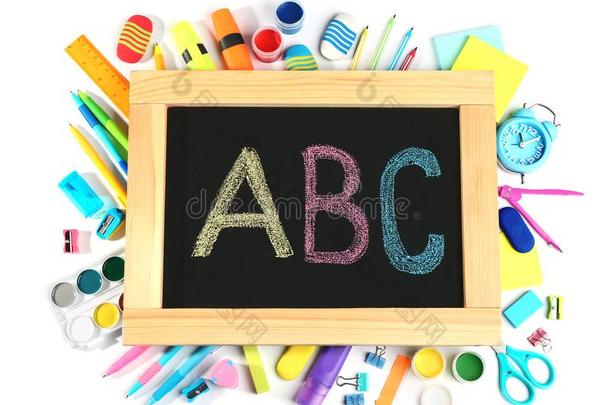 小的黑板和文学alphabet字母表和不同的学校文具店店主