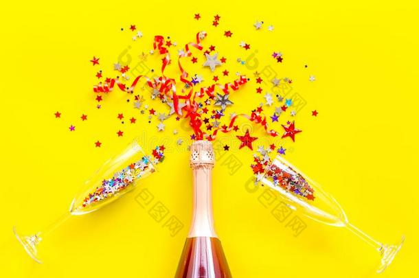 社交聚会和香槟酒瓶子,眼镜和富有色彩的社交聚会彩色纸带
