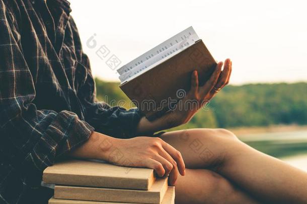 女人阅读书采用清静的自然,观念阅读一书