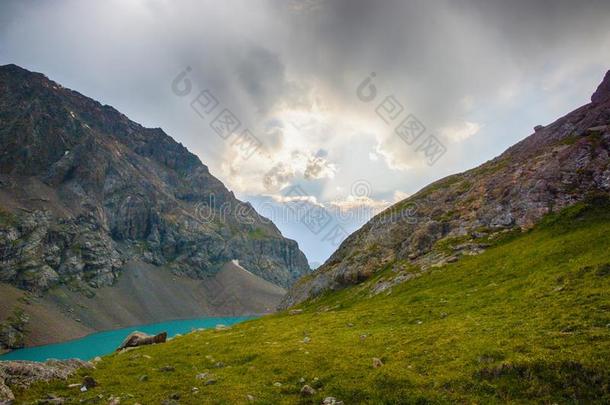 极好的山风景湖,高地的,山峰,<strong>美好世界</strong>